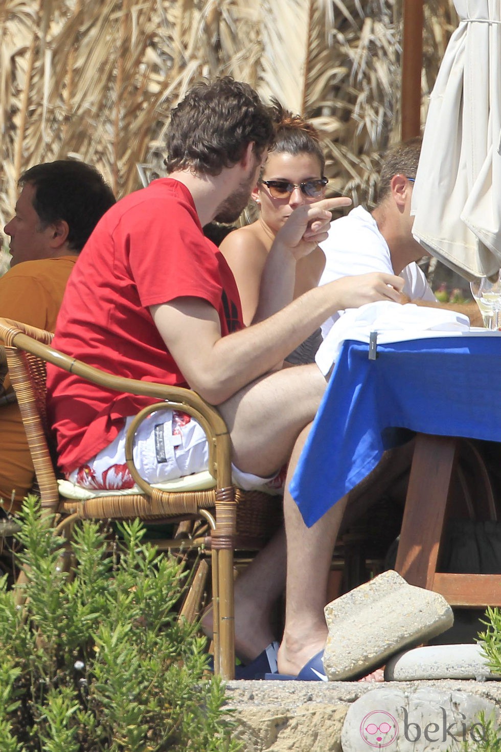 Pau Gasol y Silvia López en una terraza ibicenco