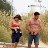 Miguel Ángel Silvestre y Blanca Suárez presumen de cuerpo en Cádiz