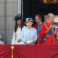 Los Duques de Cambridge, Isabel II y los Príncipes Felipe y Carlos en Buckingham Palace