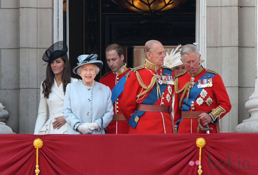 Los Duques de Cambridge, Isabel II y los Príncipes Felipe y Carlos en Buckingham Palace