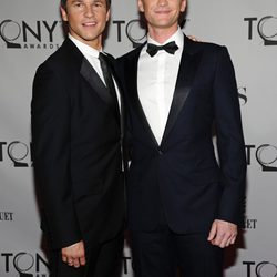 Neil Patrick Harris y David Burtka en los Premios Tony