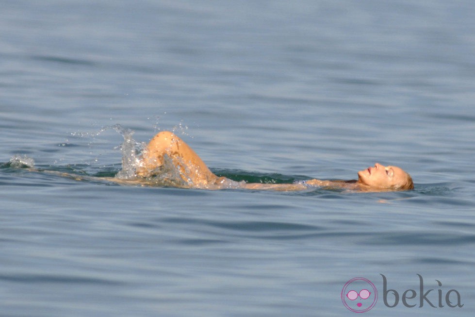 Carmen Lomana en el mar