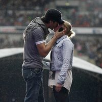 Enrique Iglesias besa a una fan en el Summertime Ball