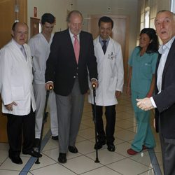 El Rey con muletas tras su operación de rodilla