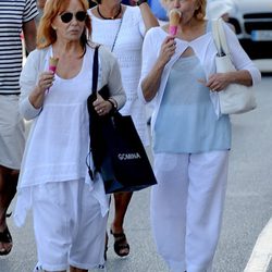 Carmen Cervera toma un helado con una amiga en Marbella