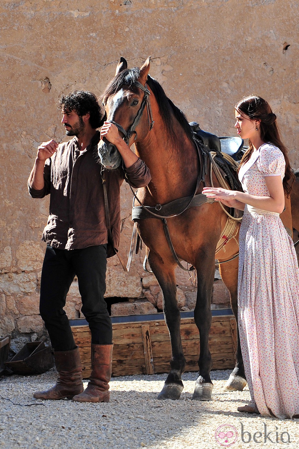 Álex Garcia y Dafne Fernández con un caballo en 'Tierra de lobos'