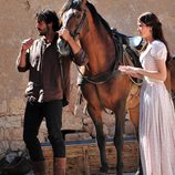 Álex Garcia y Dafne Fernández con un caballo en 'Tierra de lobos'