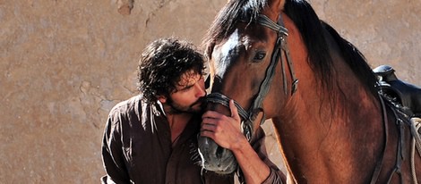 Álex García con su caballo en 'Tierra de lobos'