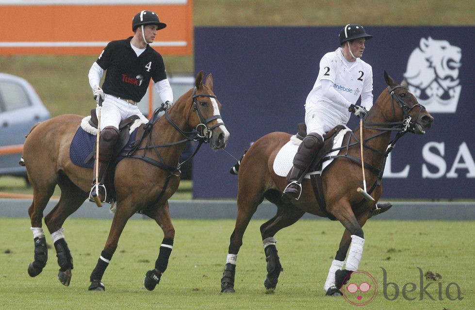 Los Príncipes Guillermo y Enrique de Gales en un partido de polo