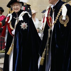 Isabel II y Felipe de Edimburgo en la Orden de la Jarretera