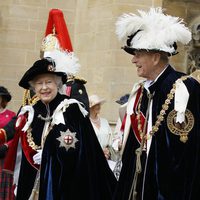 Isabel II y Felipe de Edimburgo en la Orden de la Jarretera