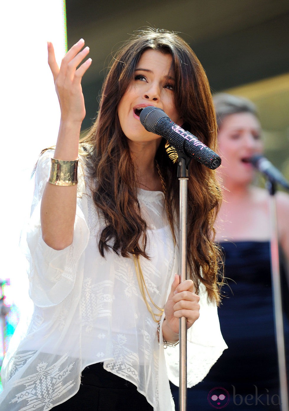 Selena Gomez cantando en Santa Monica