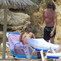 Carles Puyol presume de cuerpo junto a Malena Costa en Ibiza