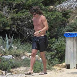 Carles Puyol en una playa de Ibiza