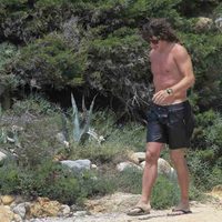 Carles Puyol en una playa de Ibiza