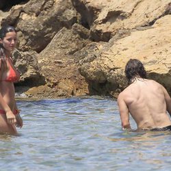 Malena Costa y Carles Puyol se bañan en el mar