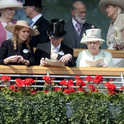 Isabel II, el Príncipe Andrés y las Princesas de York en Ascot