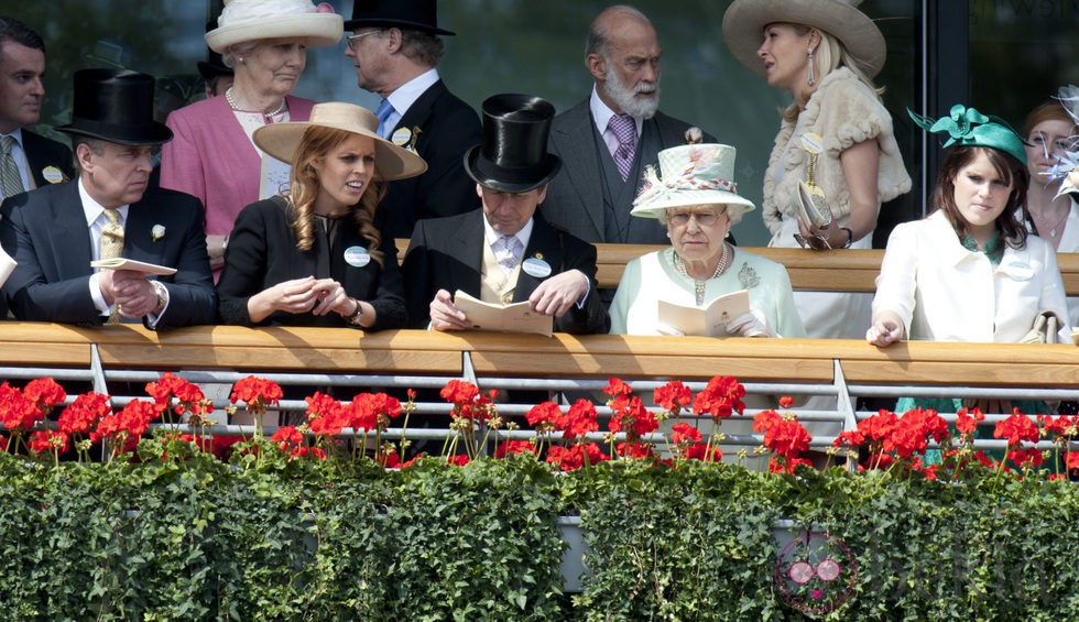 Isabel II, el Príncipe Andrés y las Princesas de York en Ascot