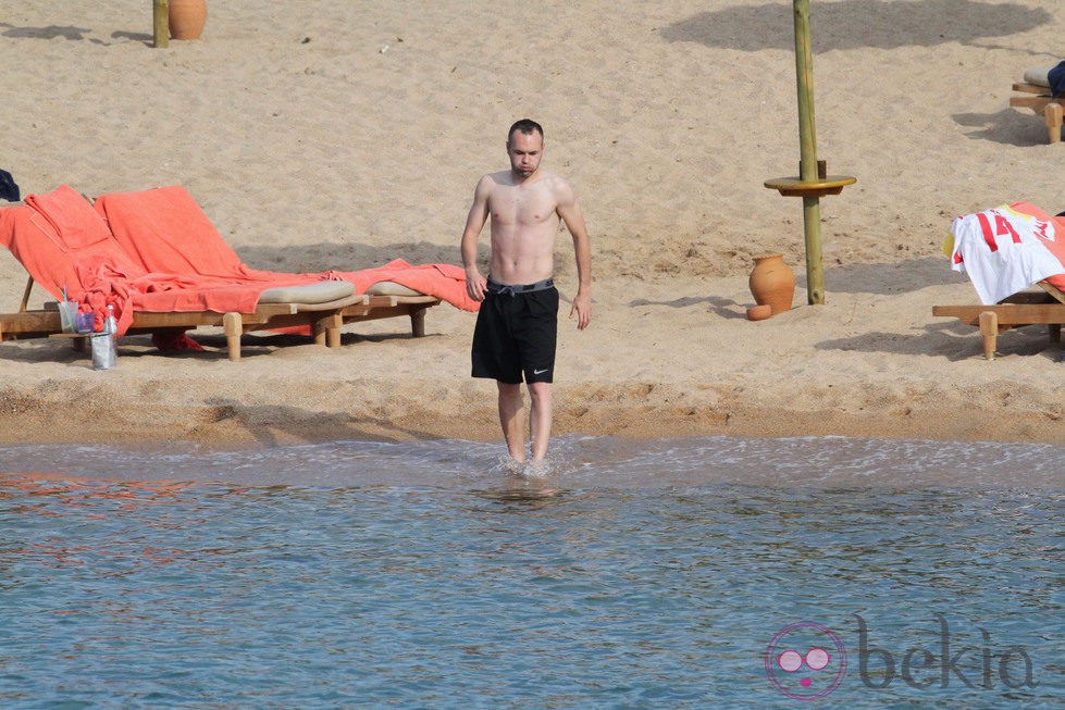 Andrés Iniesta metiéndose al agua en Porto Cervo