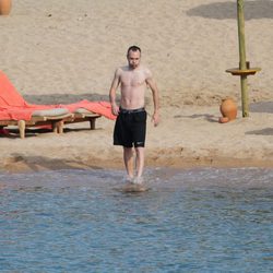 Andrés Iniesta metiéndose al agua en Porto Cervo