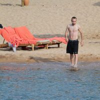 Andrés Iniesta metiéndose al agua en Porto Cervo