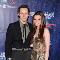 Reeve Carney y Jennifer Damiano posan juntos en el estreno de 'Spider-Man'