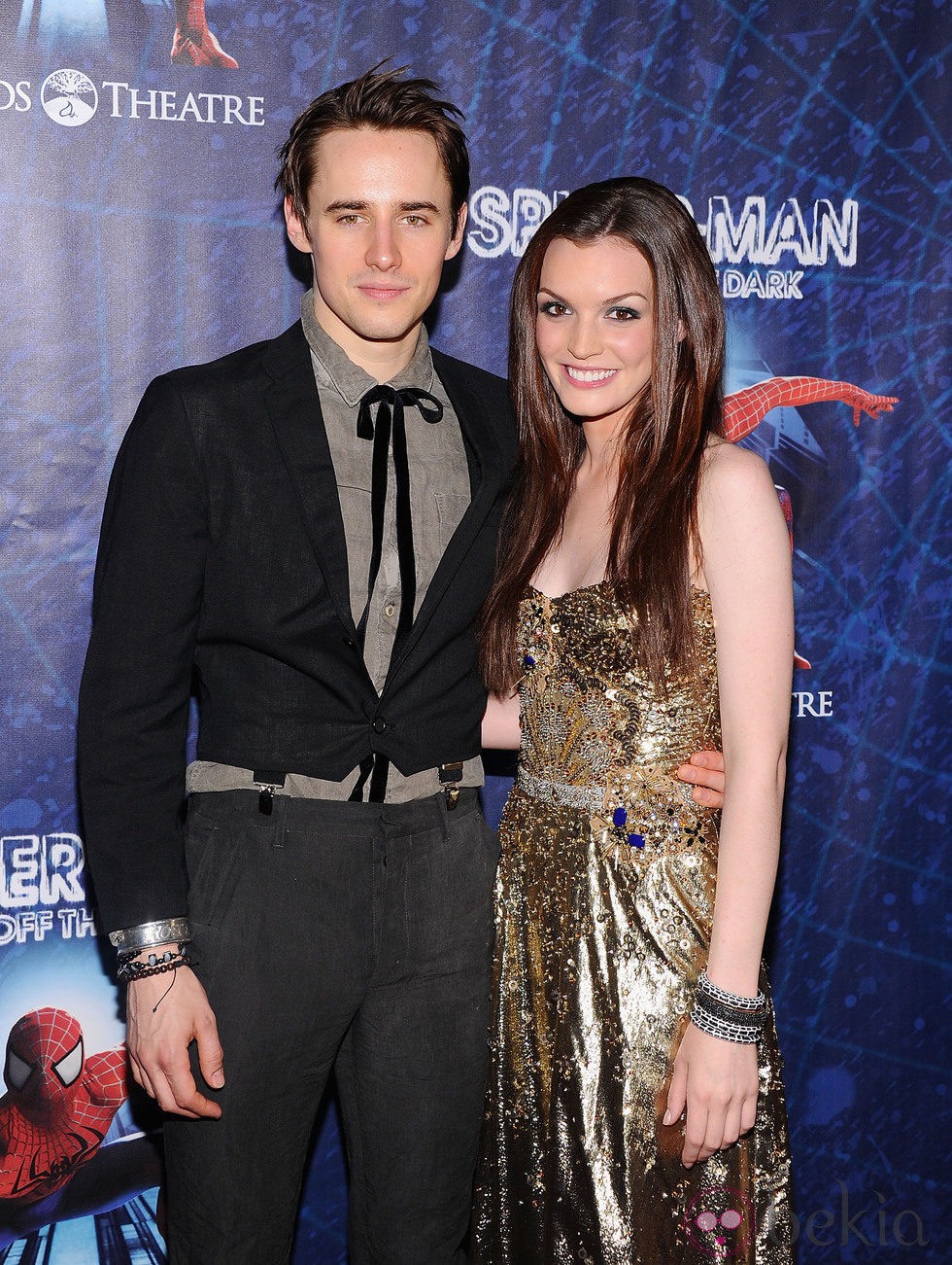 Reeve Carney y Jennifer Damiano posan juntos en el estreno de 'Spider-Man'