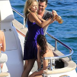 Fonsi Nieto y Alba Carrillo bromean en Ibiza