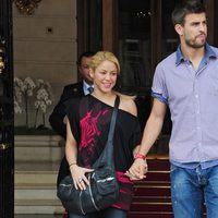 Piqué y Shakira a la salida del Hotel Ritz de París