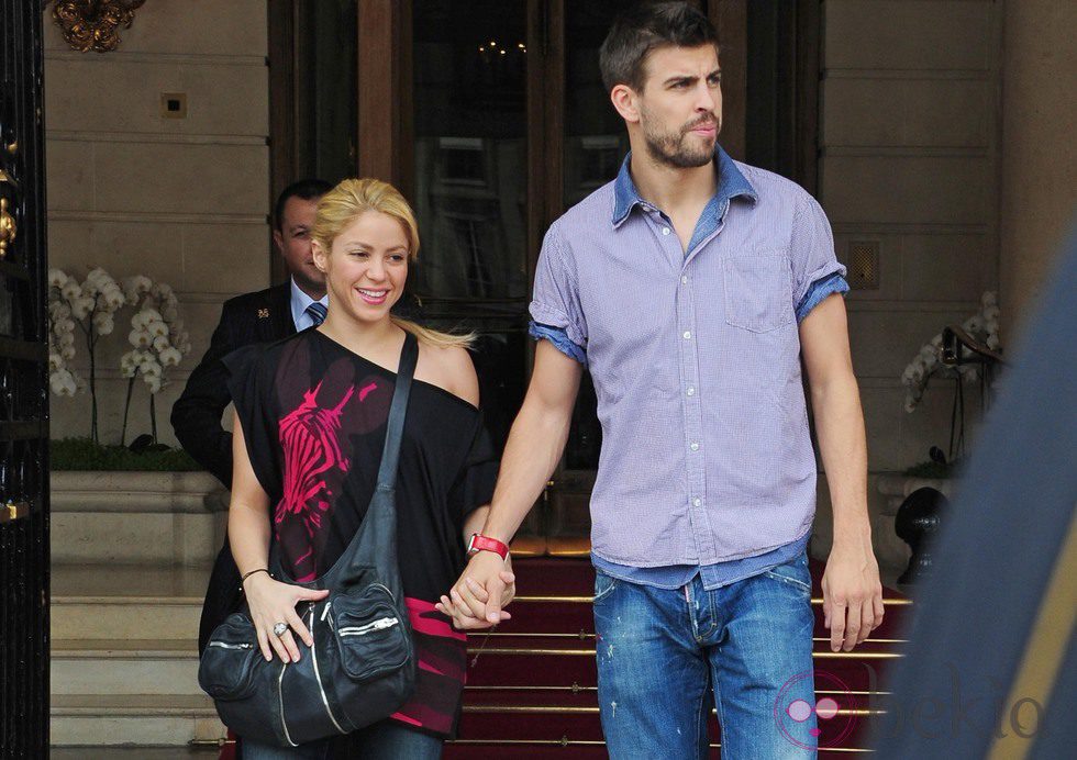 Piqué y Shakira a la salida del Hotel Ritz de París