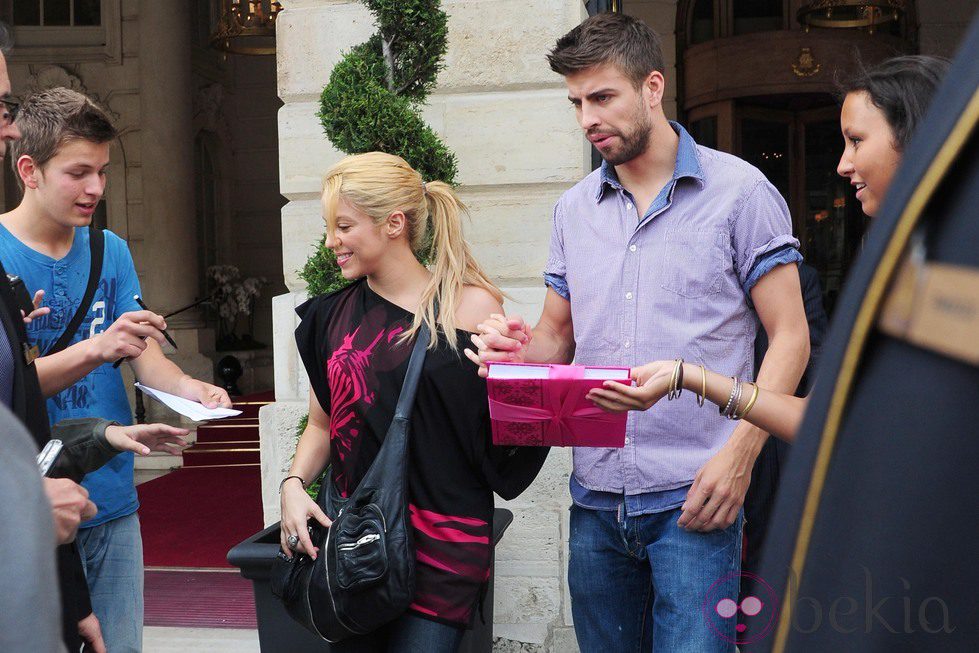 Shakira atiende a sus fans junto a Gerard Piqué