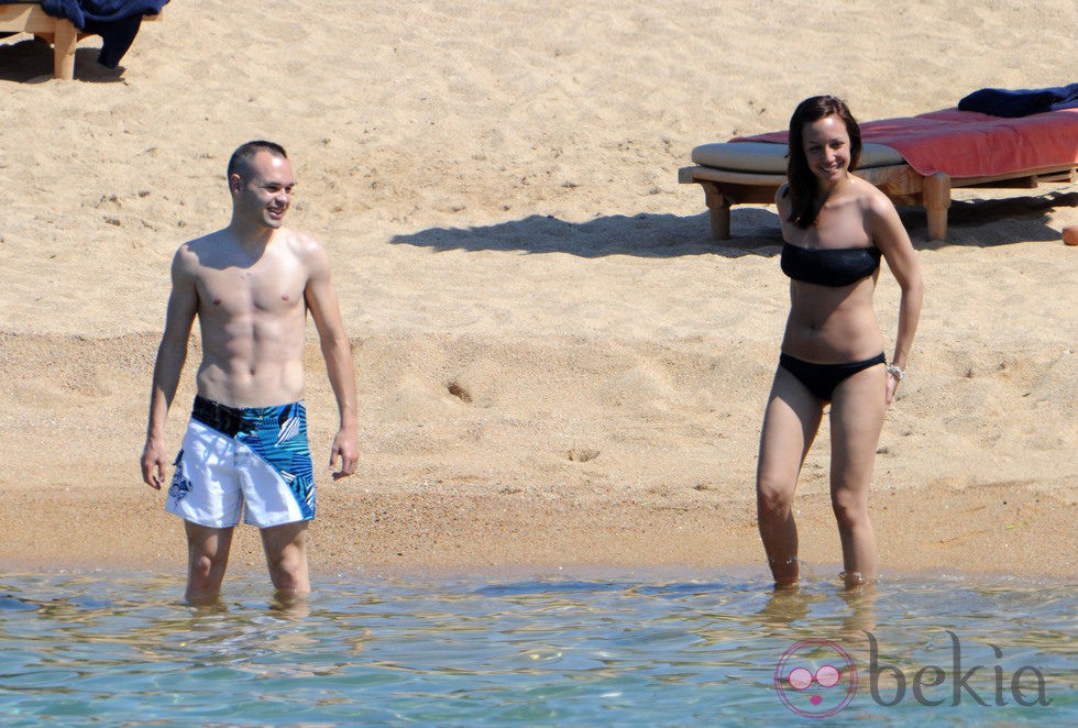 Andrés Iniesta y Anna Ortiz en el mar Mediterráneo