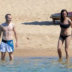 Andrés Iniesta y Anna Ortiz en el mar Mediterráneo