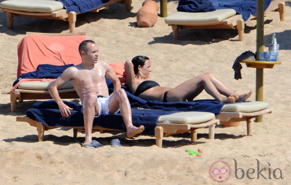 Andrés Iniesta y Anna Ortiz al sol de Cerdeña