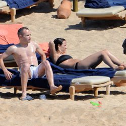 Andrés Iniesta y Anna Ortiz al sol de Cerdeña