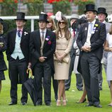 Elisabeth Hurley y varios amigos en Ascot