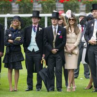 Elisabeth Hurley y varios amigos en Ascot