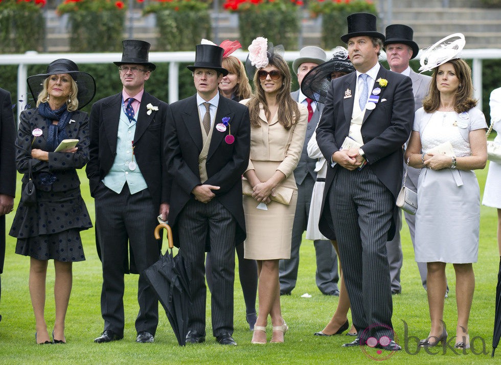 Elisabeth Hurley y varios amigos en Ascot