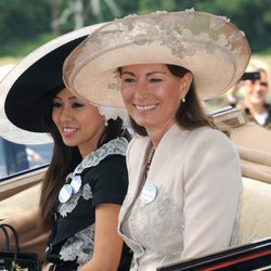 Carole Middleton pasea por Ascot