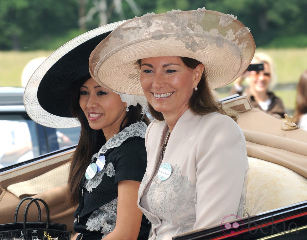 Carole Middleton pasea por Ascot