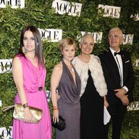 La Duquesa de Montoro junto a los Tous en los Premios Vogue Joyas 2011