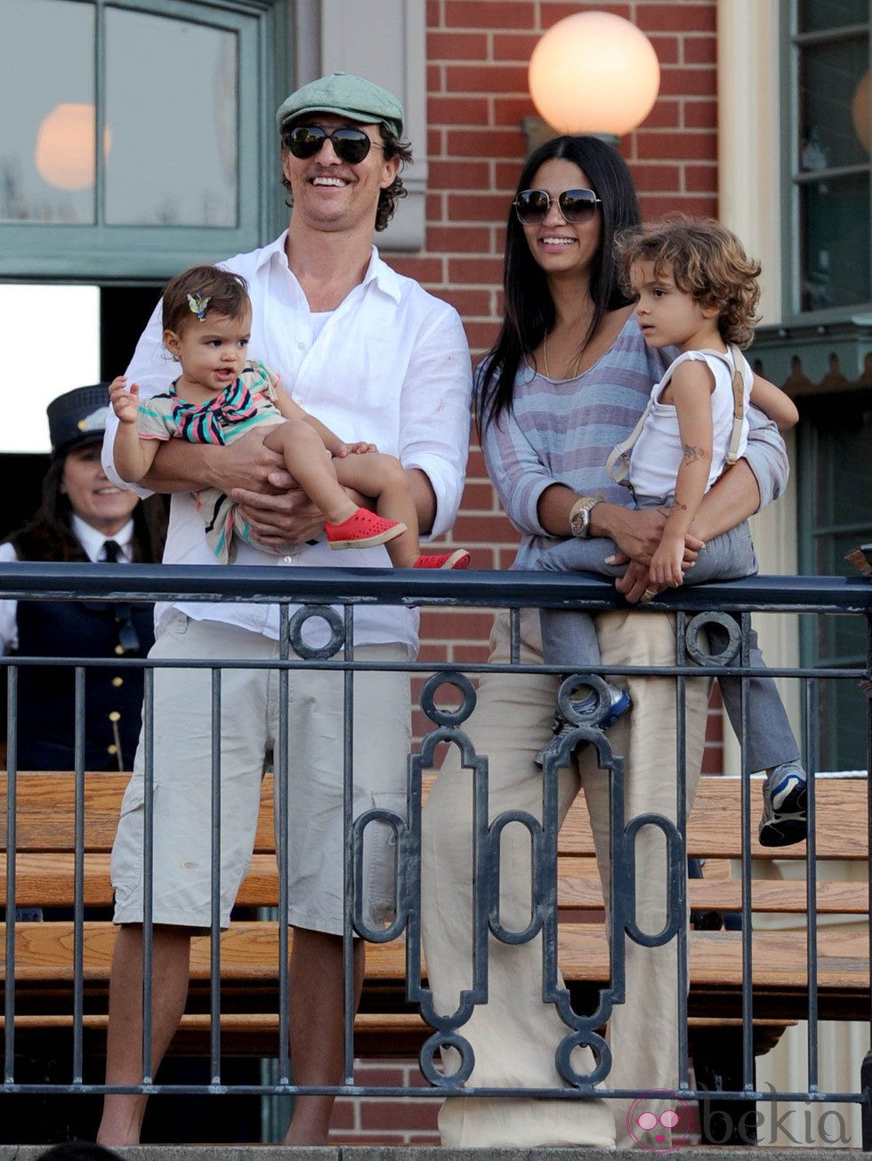 Matthew McConaughey y Camila Alves con sus hijos