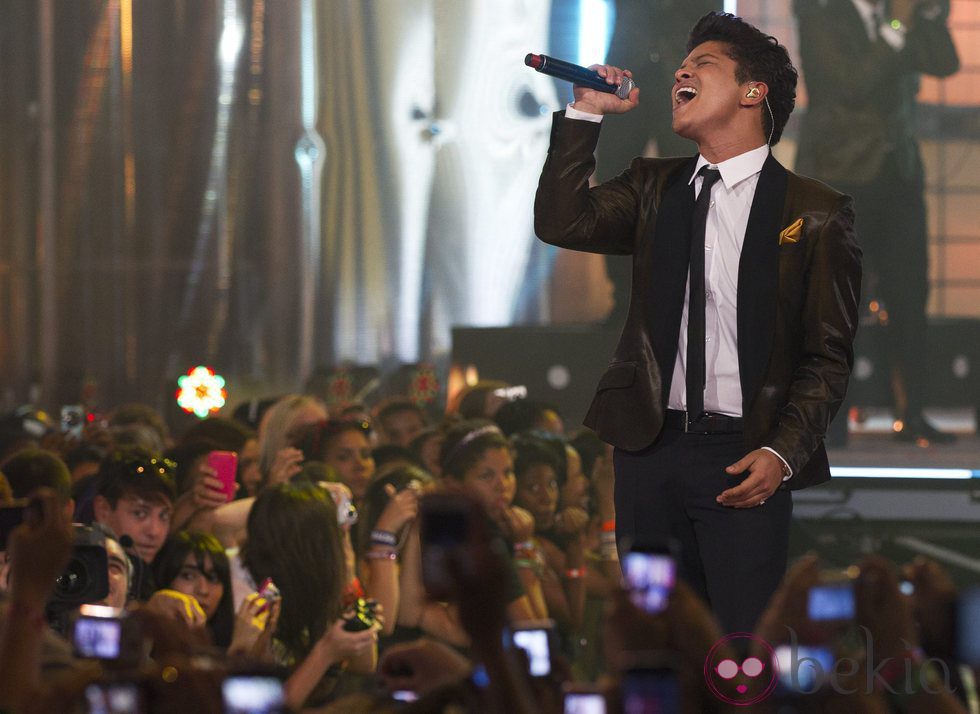 Bruno Mars cantando en los MuchMusic Video Awards 2011