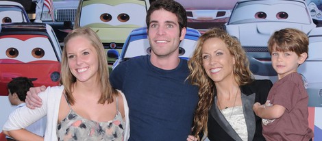 Sheryl Crow junto a su hijo y sus sobrinos en el estreno de 'Cars 2'