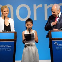 Shakira y Simon Peres junto a una niña en Israel