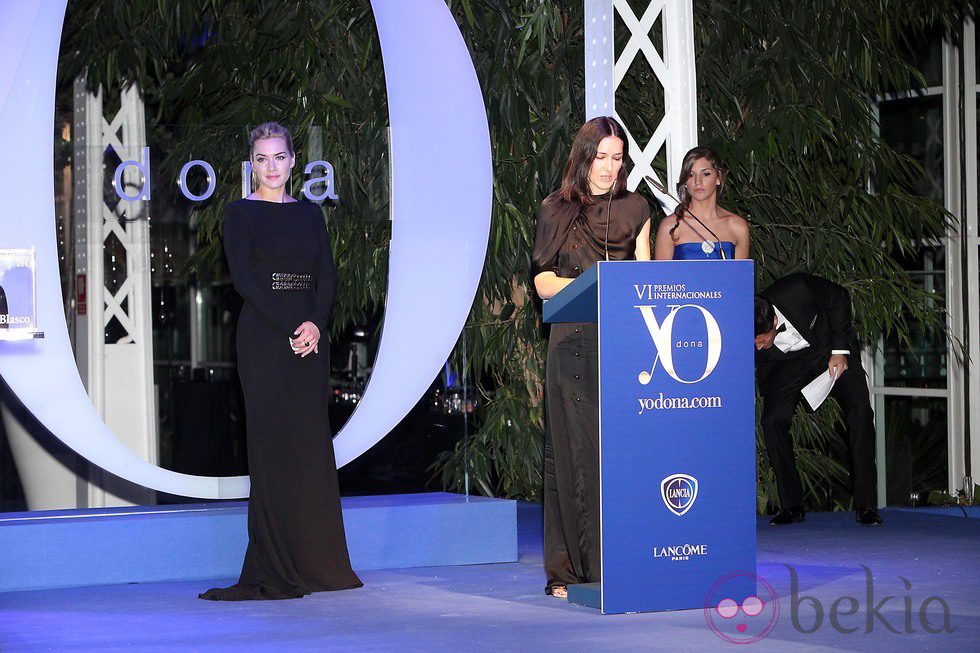 Kate Winslet junto a Ángeles González-Sinde en los Premios Yo Dona 2011