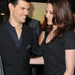 Taylor Lautner y Kristen stewart en el estreno de 'A better life'