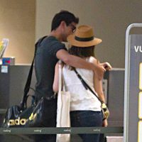 Mario Casas abraza a María Valverde en Sevilla