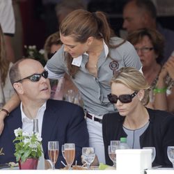 Carlota Casiraghi saluda a Alberto II y a Charlene Wittstock