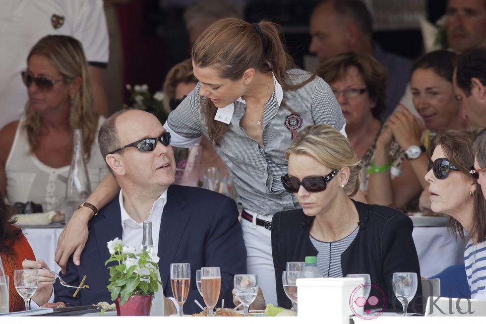 Carlota Casiraghi saluda a Alberto II y a Charlene Wittstock